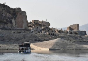Sular alt�nda b�rak�lan Hasankeyf�te tekne turu 
