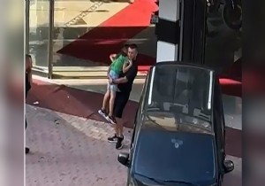 Oto galeriye silahl� sald�r�: Sokakta oynayan 8 ya��ndaki �ocuk vuruldu 